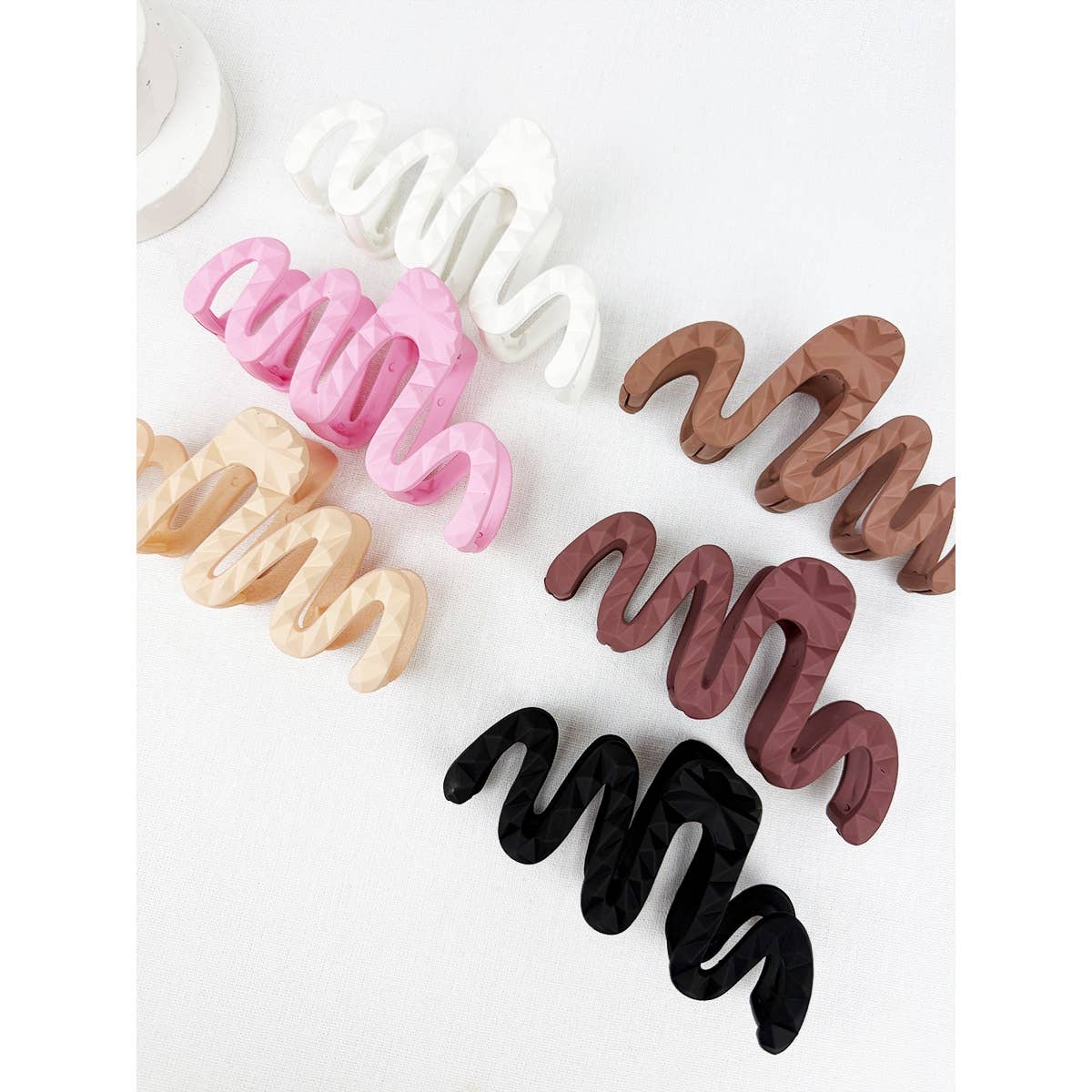 Jumbo Emossed Matte Wavy Hair Claw