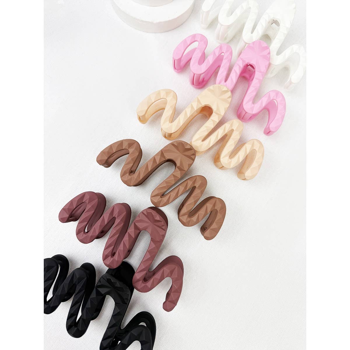 Jumbo Emossed Matte Wavy Hair Claw