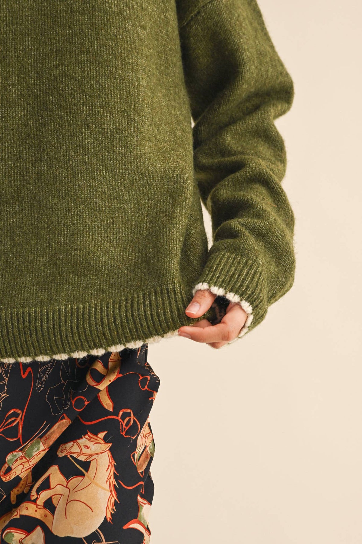 CONTRAST KNIT SCALLOPED EDGE SWEATER MSW11114